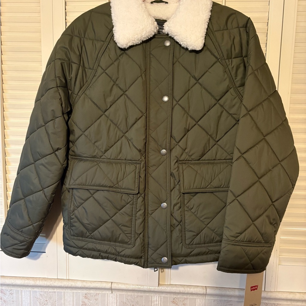 Levi's olive green winter Sherpa Jacket women’s size medium!